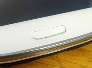 Някои потребители съобщават за пукнатини в корпуса на Samsung Galaxy S III