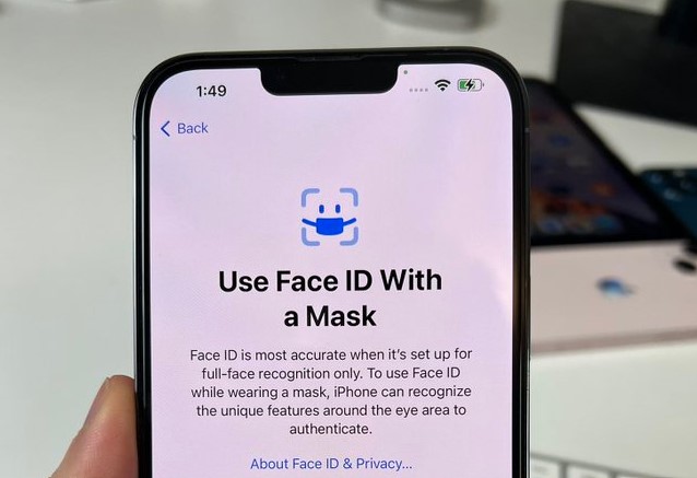 Apple може да добави опция за работа на Face ID и с маска