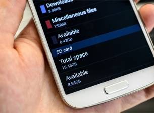 Софтуерът на Samsung заема половината памет на Galaxy S4 с 16GB