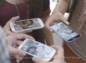 Нова реклама на Samsung се забавлява с опашките за iPhone