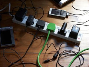 Англичаните губят милиони годишно от прекалено презареждане на различни устройства