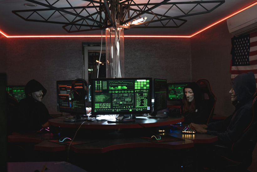 Хакери, свързвани с Иран, пробиха имейла на директора на ФБР