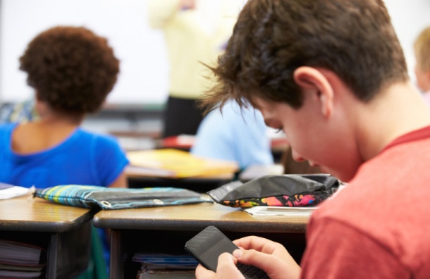 Франция забранява телефоните в училищата