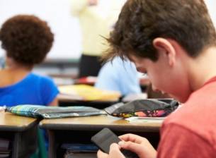 Франция забранява телефоните в училищата