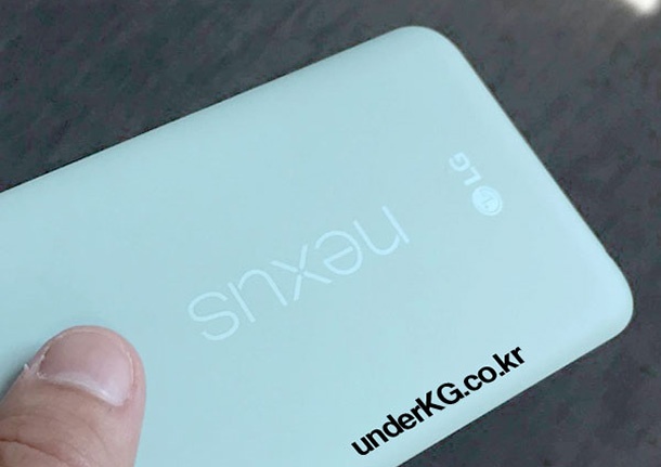 Снимки на LG Nexus 5X в светлосиньо