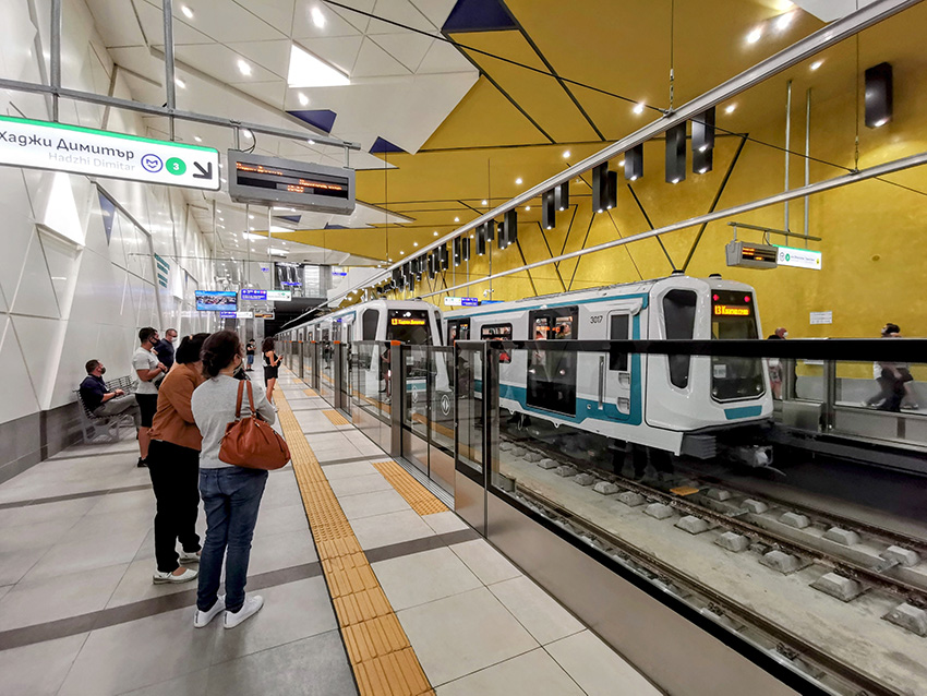 В софийското метро вече може да се пътува с банкова карта