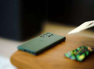 Пазарът на смартфони продължава да се свива, ръст в премиум сегмента