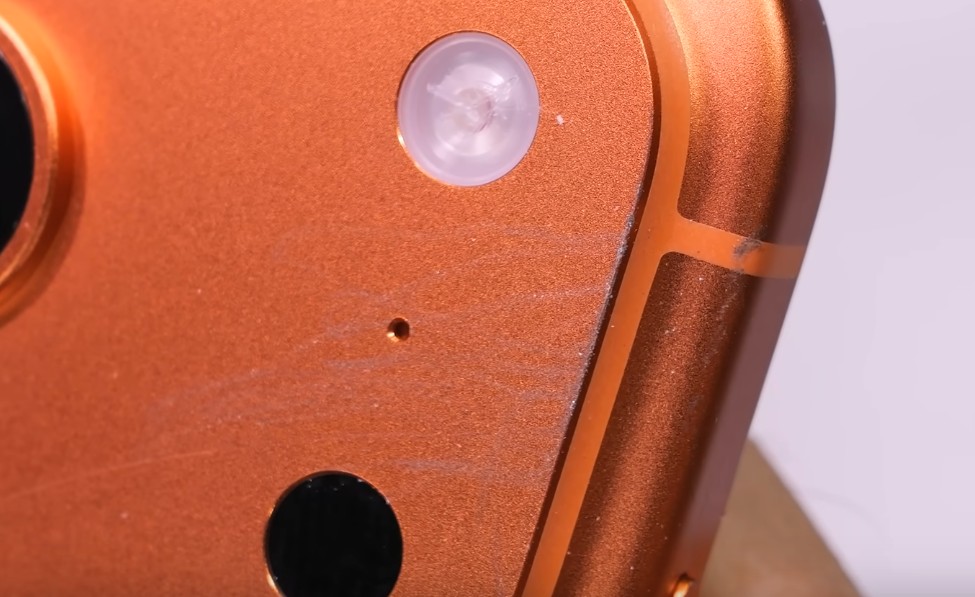 Apple обясни защо се издрасква iPhone 17 Pro