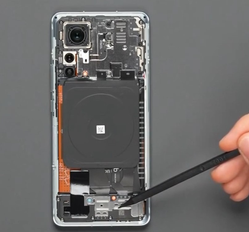 Видео показва Xiaomi 12 Pro отвътре