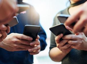 Крадци отключват и печелят пари от откраднати iPhone-и