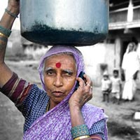 Индийци изминават десетки километри за да заредят телефоните си