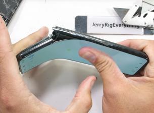 И OnePlus 10T се счупва при опит за огъване с ръце