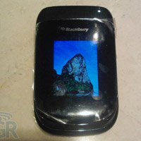 Първи снимки на сгъваемия BlackBerry 9670