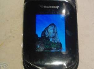 Първи снимки на сгъваемия BlackBerry 9670