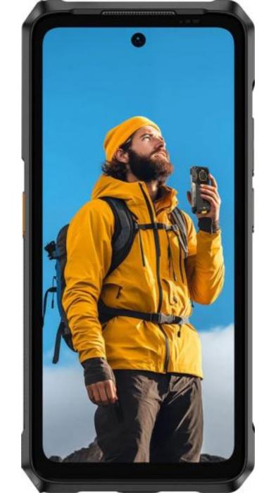 Ulefone Armor 26 Ultra с показан турист, държащ уред, на ярък син фон.