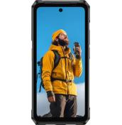 Ulefone Armor 26 Ultra с показан турист, държащ уред, на ярък син фон.