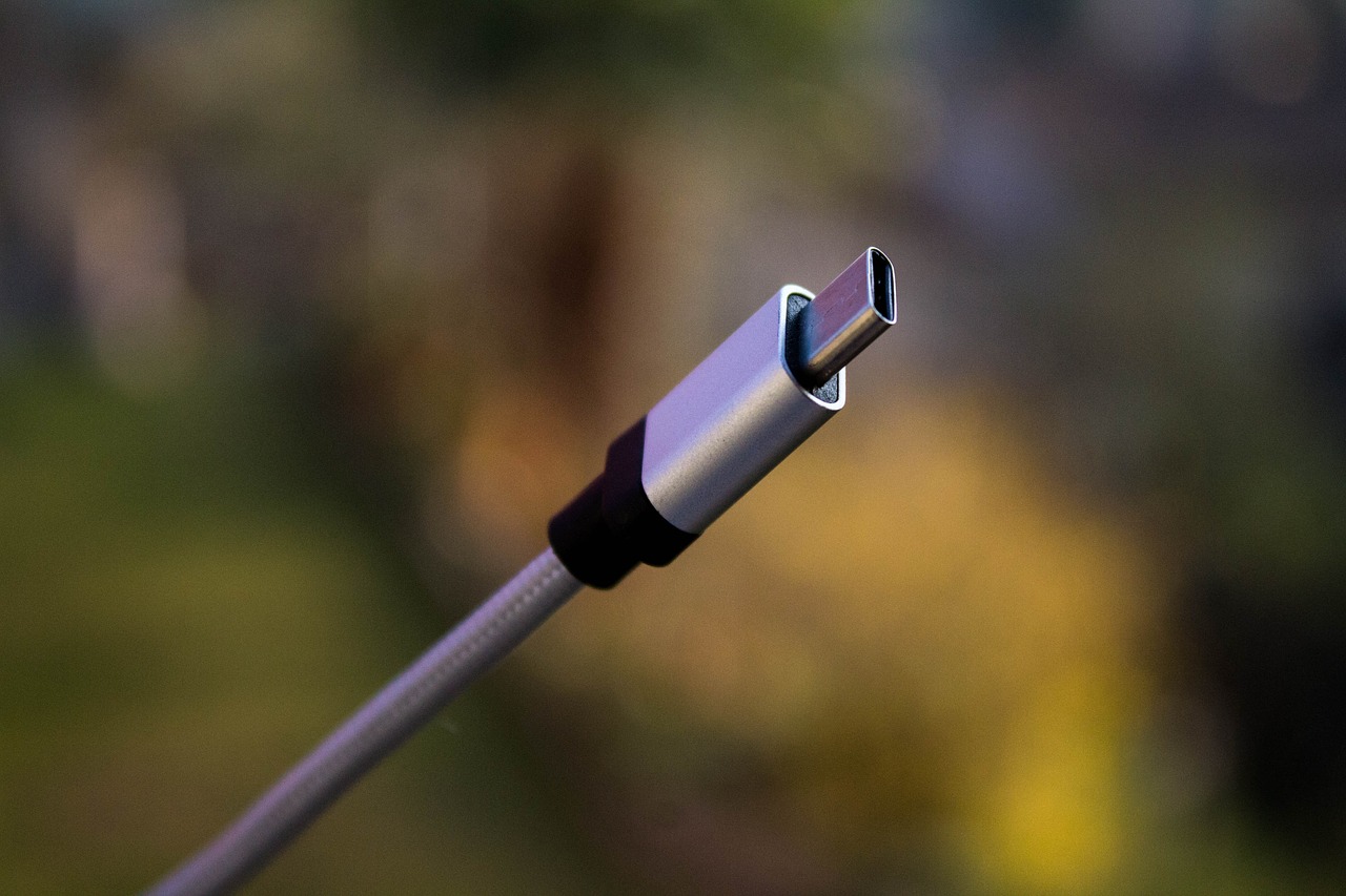ЕС предупреди Apple срещу евентуални ограничения в скоростите през USB-C
