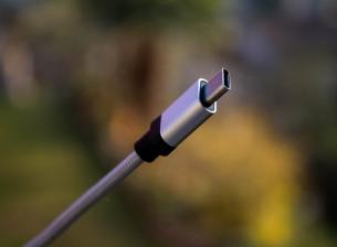 ЕС предупреди Apple срещу евентуални ограничения в скоростите през USB-C