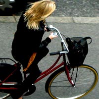 Японците ще забранят мобилните телефони и за велосипедистите