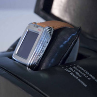 Снимки на най-малкия телефон в света