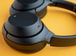 Слушалките Sony WH-1000XM3 имат проблем със студа