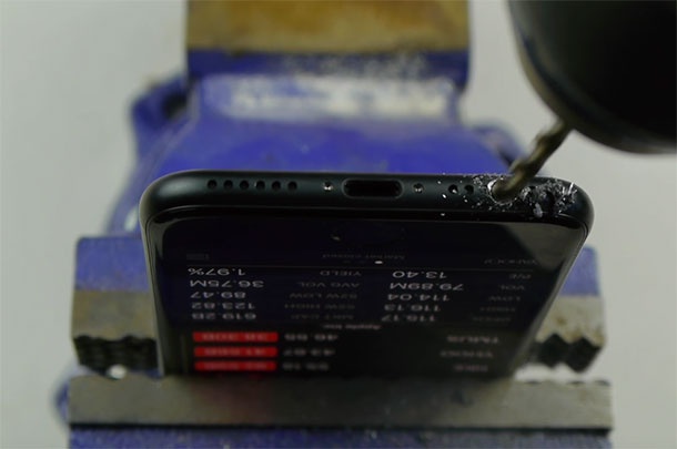 Видео подлъга потребители на iPhone 7 да го пробият, за да добавят жак за слушалки