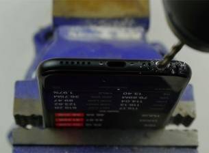 Видео подлъга потребители на iPhone 7 да го пробият, за да добавят жак за слушалки