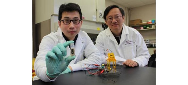 Учени представиха мобилна батерия, която се зарежда със захар