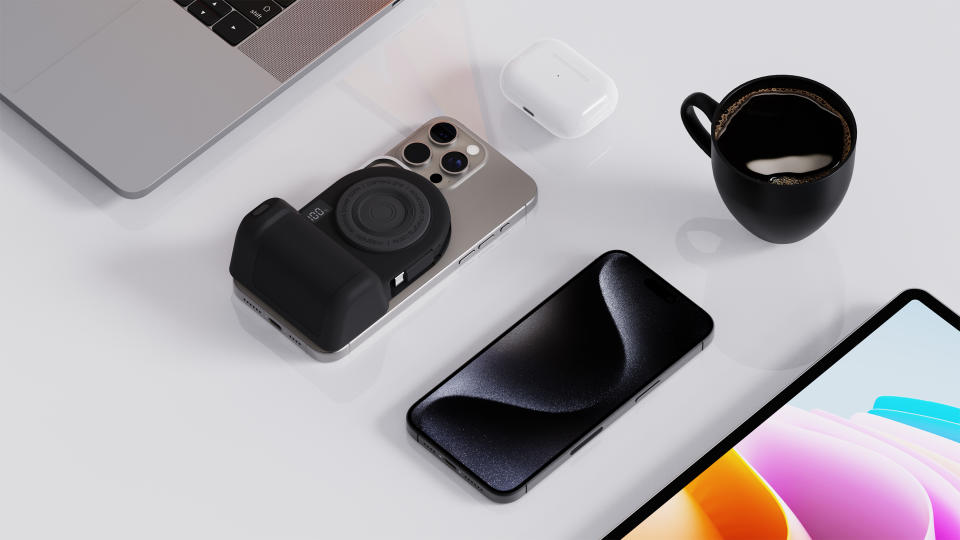 Belkin има нов полезен аксесоар, добавящ камера захват с батерия към смартфона