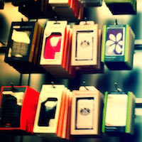 Apple спира продажбата на плътни калъфи за iPhone 4 заради проблеми със стъклото