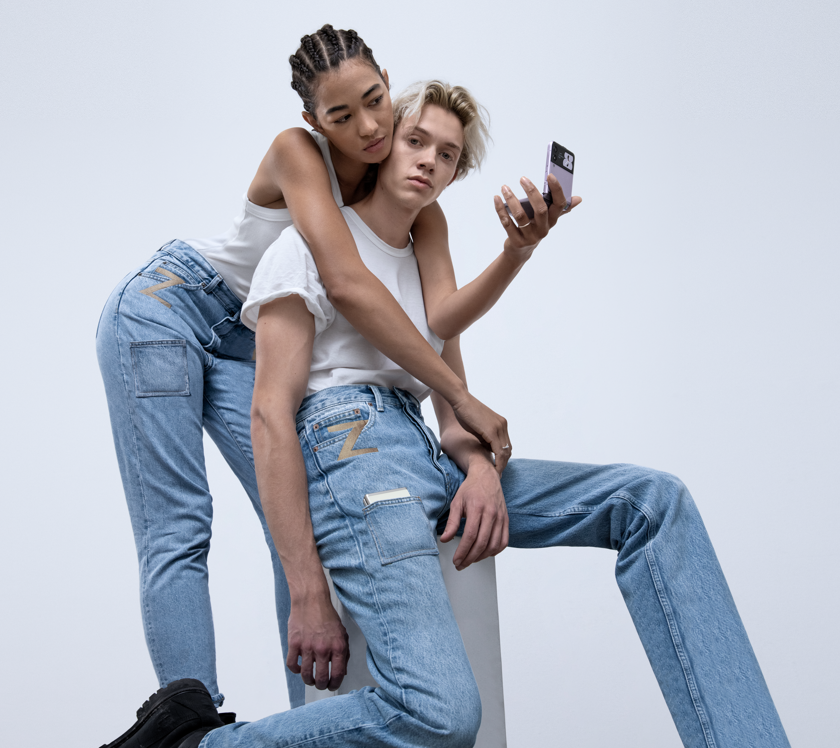 Samsung и Dr Denim с лимитирано издание джинси за Galaxy Z Flip3