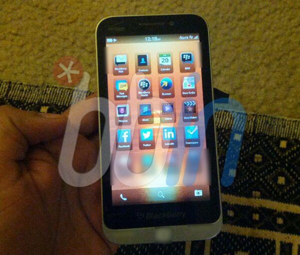 Информация за нов телефон от нисък клас на BlackBerry