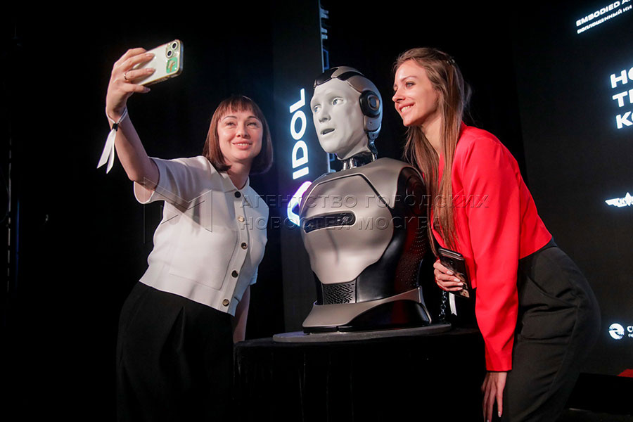 Този руски робот беше представен с музиката от “Роки” и веднага се сгромоляса на сцената