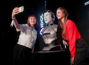 Този руски робот беше представен с музиката от “Роки” и веднага се сгромоляса на сцената