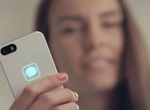 Нов калъф за iPhone известява за обаждания преди самия телефон