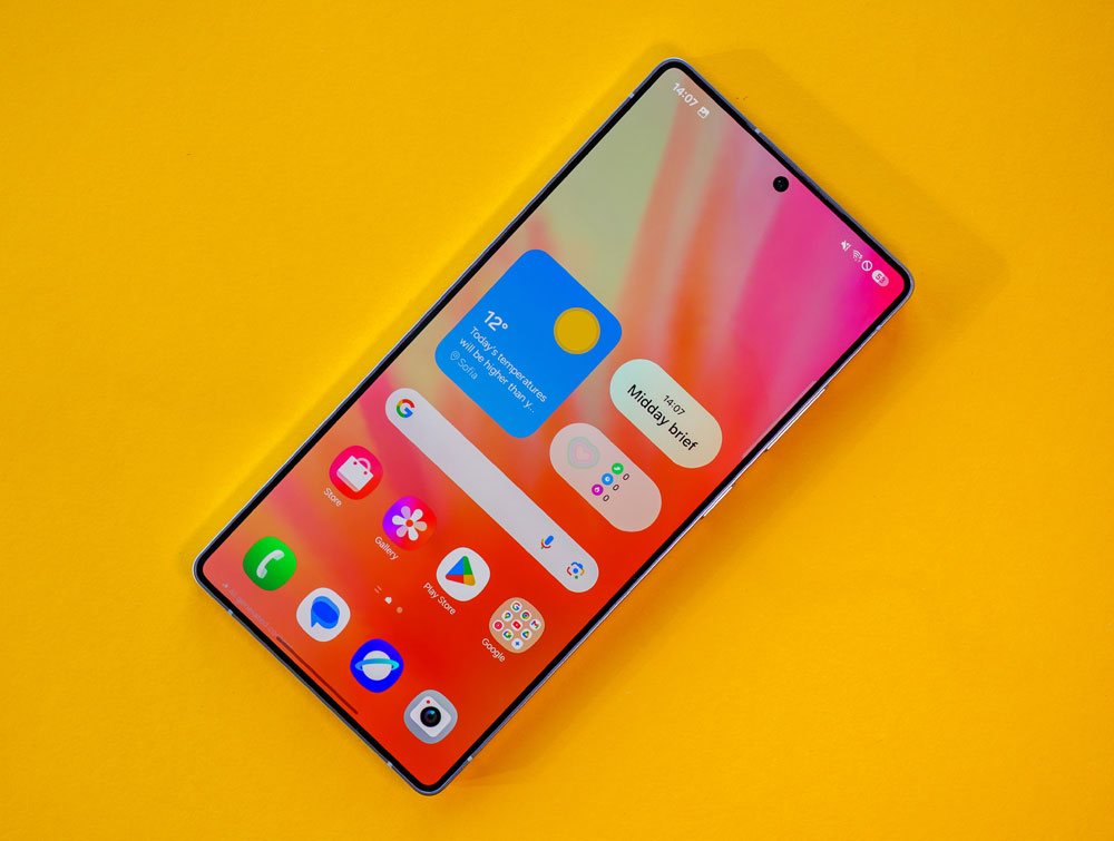 Samsung Galaxy S26 Ultra ще дебютира с OLED екран, който пази личните ви данни