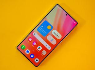 Samsung Galaxy S26 Ultra ще дебютира с OLED екран, който пази личните ви данни