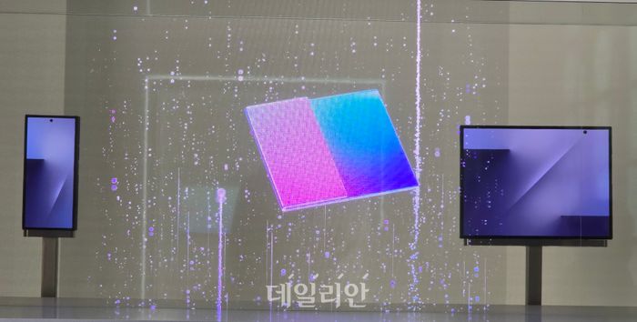 Под месец до премиерата на двойно сгъваемия смартфон на Samsung