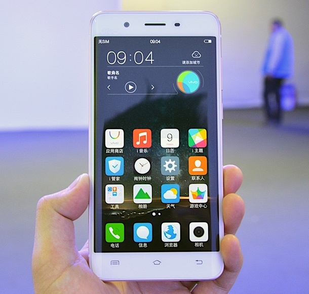 Vivo Xplay5 впечатлява с 6GB RAM и извит AMOLED дисплей