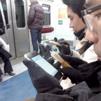 iPhone потребителите в Южна Корея използват стилуси от... месо