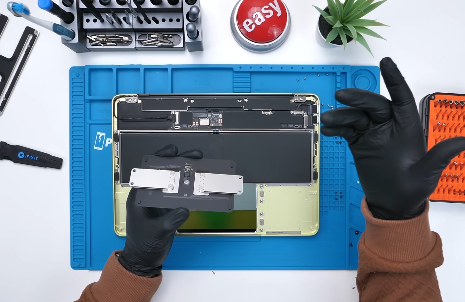 MacBook Neo е изненадващо лесен за ремонт