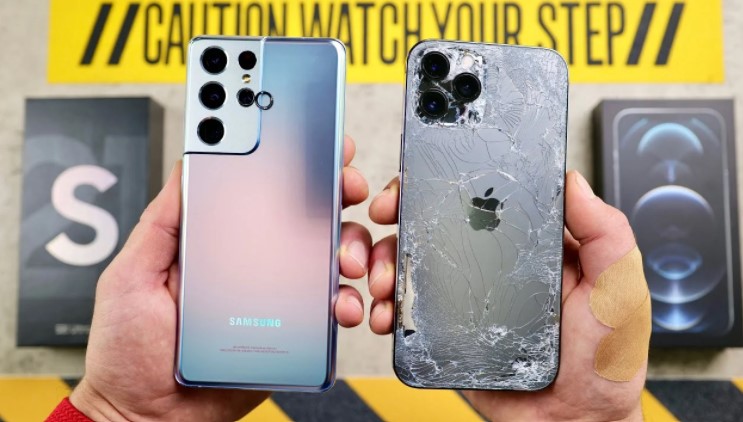 Видео показва кой е по-издръжлив при изпускане - Samsung Galaxy S21 Ultra или Apple iPhone 12 Pro Max
