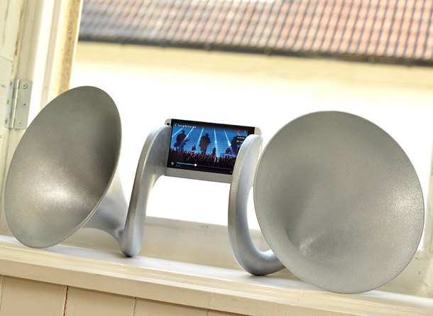 Чудат аксесоар усилва звука от HTC One, One mini и One max