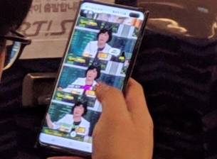 Снимка на Samsung Galaxy S10+ показва двойната селфи камера