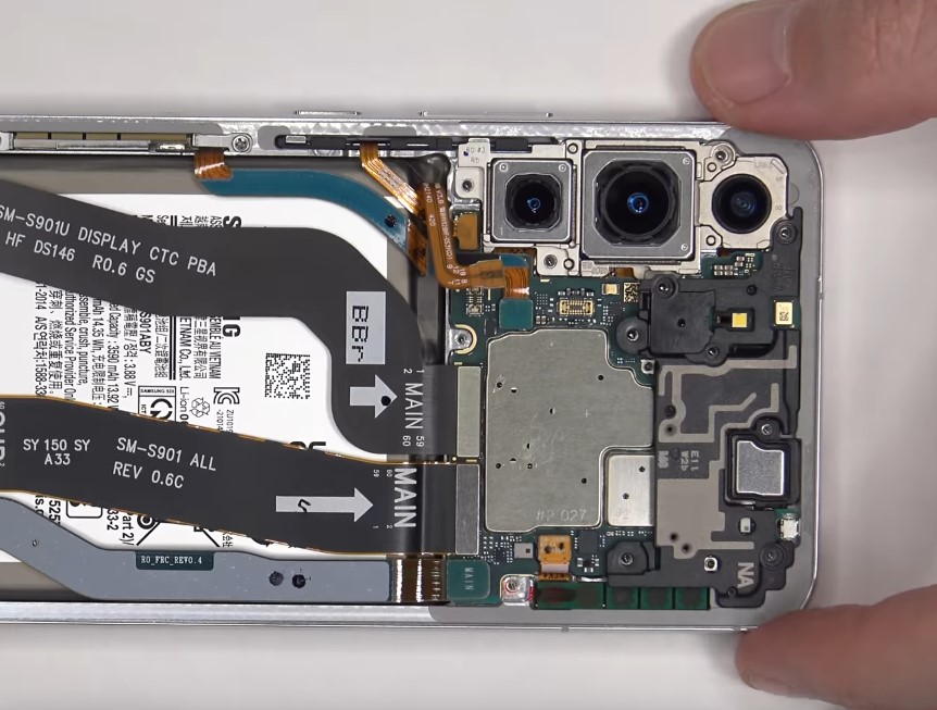 Видео показва Samsung Galaxy S22 отвътре