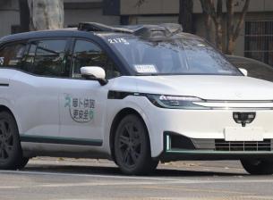 Масов срив на роботаксита блокира трафика в китайски град