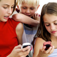 Писането на SMS помага на децата да се научат да четат?