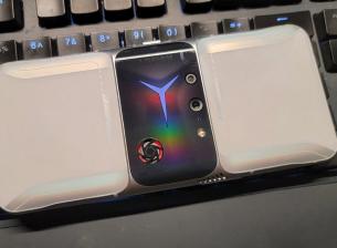 Новият геймърски телефон на Lenovo изглежда интересно