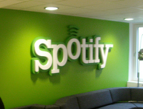 Приложенията на Shazam ще интегрират и Spotify