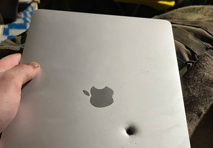 MacBook Air спаси живота на украински войник и продължи да работи